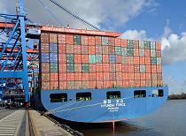 011_84_0133 Das 340 m lange und 45m breit Container HYUNDAI FORCE liegt am Ballinkai des Terminals Altenwerder - die unterschiedlich farbigen Metall-Boxen sind in mehreren Lagen auf dem Heck des riesigen Schiffs gestapelt.