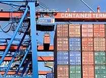 011_86_0140 Über die Containerbrücken wird die Ladung des Schiffs gelöscht - hoch oben an der Katze des Auslegers hängt eine der vielen Metallboxen und wird an Land gebracht.
