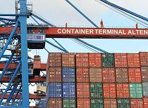 011_87_0148 ÜEin Container hängt an der Katze der Containerbrücke - auf dem Ausleger ist der weit sichtbare Schriftzug CONTAINER TERMINAL ALTENWERDER angebracht - auf der Containerkatze steht die Abkürzung HHLA für Hamburger Hafen und Logistik AG.