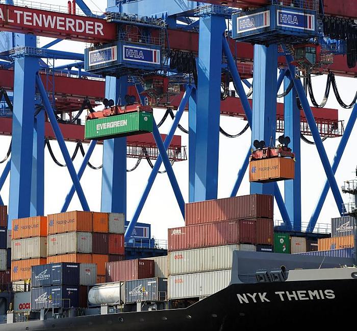 Hamburger Hafenbilder - Ladung eines Containerschiffs löschen.  011_91_2394 Die Containerladung des Schiffs NYK THEMIS wird im Hamburger Hafen gelöscht - ein 40 TEU und ein 20 TEU hängt an den Portalkatzen der Containerbrücken in Hamburg Altenwerder .