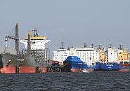 011_36-5993 Der Containertransport ist aufgrund der weltweiten Wirtschaftskrise zurück gegangen. Durch die Überkapazitäten liegen leere Container Feeder auf der Hamburger Norderelbe auf Reede, die Schiffseigner warten auf Frachtaufträge.  ©www.hamburg-fotograf.com