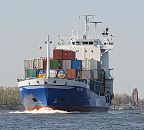 011_45-6741 Der Container-Feeder KALINA auf der Elbe auf seiner Fahrt zum Hamburger Hafen. Im Hintergrund die Lotsenstation von Hamburg Finkenwerder.  Das Feeder-Schiff ist ca. 120m lang und kann 680 Container laden. ©www.hamburg-fotografie.de
