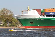 011_48-6803 Der Container Feeder Heinrich Ehler fährt unter englischer Flagge; das 168m lange Frachtschiff hat eine Frachtkapazität von 1425 Containern. Ein kleines Motorboot / Sportboot überholt den Frachter. ©www.hamburg- fotografie.de 