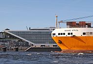 011_53-7015 Der Frachter GRANDE AFRICA verlässt den Hamburger Hafen - das 214m lange und 32m breite Schiff passiert gerade die moderne Architektur des Bürogebäudes an der Elbe bei Hamburg Neumühlen. ©www.hamburg-fotografie.de 