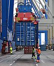 011_14349 ein Container Feeder kommt von der Elbe - der rote Container Carrier fährt unter blauem Hamburger Himmel auf dem Köhlbrand zum Container Terminal Altenwerder. Blauer Himmel über dem Hamburger Hafen. 