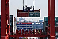 011_15757 zwei Standartcontainer TEU hängen an den Haken der Laufkatze des Containerkrans am Containerterminal Eurogate  TEU = Container, die 20 Fuß Länge (6,096 m) + die Breite von 8 Fuß ( 2,44 m) haben; (Twenty-foot Equivalent Unit)