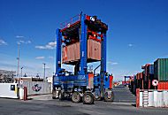 011_15459 ein wendiger Portalhubwagen der HHLA transportiert den Container auf dem Geländes vom Burchardkai an seinen Lagerplatz; mit diesem straddle carrier können Container dreifach übereinander gestapelt werden.