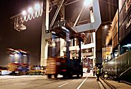 011_15300/01 Nachtarbeit auf dem Container Terminal Burchardkai - grosse Lampen beleuchten das Containerschiff; die schnellen Container Carrier transportieren ihre Last zur Lagerfläche.