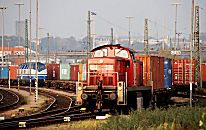011_14387/00 eine Güterlokomotive der Deutschen Bahn zieht einen langen Güterzug mit seiner Containerladung von der Verladestation am Containerterminal Burchardkai.