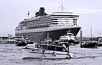 011_14882 das Kreuzfahrtschiff Queen Mary 2 verlässt das Kreuzfaht Terminal / Cruise Center; Motorboote und Barkassen begleiten das riesige Passagierschiff aus dem Hamburger Hafen