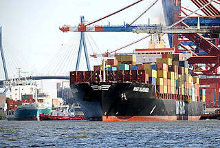 6678 Das 243m lange und 32m breit Containerschiff MSC Alabama hat vom Hafenkai abgelegt - der Frachter ist hoch beladen; er kann fast 3400 TEU Container an Bord nehmen.