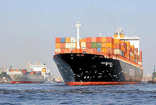 8940 Das Container Vessel TORONTO EXPRESS hat eine Länge von 294m und eine Gesamtbreite von 32m - es 4402 TEU / Standardcontainer transportieren.