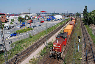 5457 Hafenbahn im Hamburger Hafen, Stadtteil Waltershof - ein Containerzug verlässt das Terminal am Burchardkai.