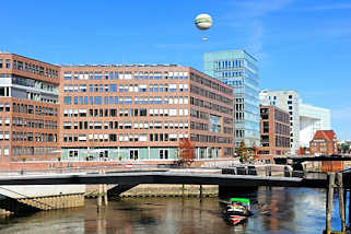 0748 Moderne Architektur Hamburgs - Quartier am Brooktorkai in der Hamburger Hafencity - Blick in den Ericusgraben - Brücke zum Maritimen Museum.