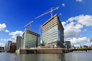 7237 Baustelle in Hamburg - Entstehung der Bürogebäude der Spiegel-Gruppe, Verlagsgruppe auf der Ericusspitze - Baukräne.