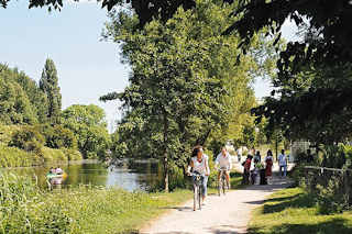 61_9459 Das Ufer des Ernst-August-Kanals ist für die Bewohner und Bewohnerinnen Wilhelmsburgs und den Besuchern des Hamburger Stadtteils ein Naherholungsgebiet.