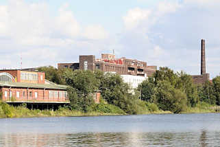 8365 Gewerbegebiet Hamburg Veddel - Industriearchitektur am Hovekanal - Klinkergebäude, Fabrikschornstein auf der Peute.