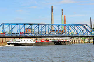 4026 Einfahrt eines Tankschiffs in den Müggenburger Kanal im Hamburger Stadtteil Veddel - Eisenbahnbrücke und hohe Industrieschlote.
