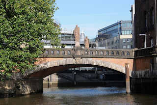 6149 Hamburgfotos aus der Altstadt - Trostbrücke über das Nikolaifleet - Skulpturen St. Ansgar + Graf Adolf.