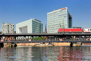 6479 Oberhafenbrücke über den Oberhafenkanal in der Hamburger Hafencity - moderne Bürogebäude auf der Ericusspitze - Spiegel Verlagsgebäude in Hamburg.