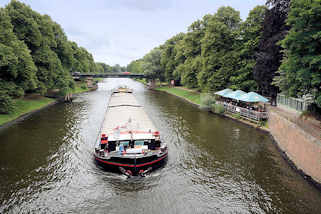 2932 Ein Binnenschiff fährt auf der Lübecker Kanal-Trave - Blick von der Hüxterbrücke.