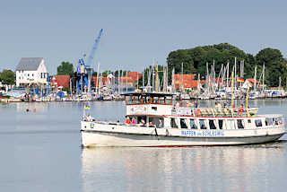 1052 Fahrgastschiff Wappen von Schleswig auf der Schlei bei - im Hintergrund der Sportboothafen, ehem. Speichergebäude und Hafenkran vom Hafen der Stadt Schleswig.
