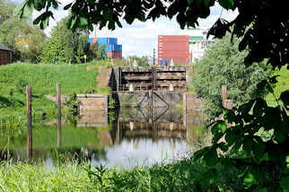 7089 Historische Schleuse des Schmidtkanals in Hamburg Wilhelmsburg - Containerlager im Hintergrund.