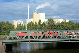 2157 Blick über den Tiefstackkanal in Hamburg Billbrook zur Müllverbrennungsanlage / Müllverwertungsanlage MVA Borsigstrasse - ein Zug fährt über die Eisenbahnbrücke.