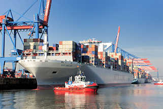 3124 Der Containerfrachter NYK HELIOS am Containerterminal Hamburg Altenwerder; Schlepper unterstützen das Schiff beim Ablegen und Auslaufen aus dem Hamburger Hafen. Das 2013 gebaute Containerschiff hat eine Länge von 365,50m und eine Breite von 48,40m; d