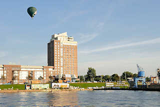7125 Billehafen in Hamburg Rothenburgsort - Hochhhaus, Hotel HolidyInn an der Norderelbe - Heissluftballon am blauen Himmel.