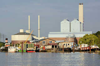 0857 Boote am Anleger in der Billwerder Bucht in Hamburg Rothenburgsort - im Hintergrund das Kraftwerk in Hamburg Tiefstack.