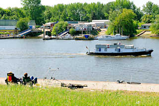 2637 Angler am Ufer der Billwerder Bucht - ein Sportboot fährt Richtung Elbe.