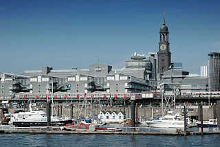 0002 Sportboothafen am Baumwall - City Sporthafen mit Motorbooten - Hochbahn auf dem Viadukt.