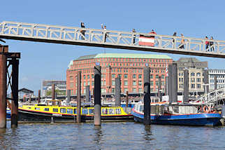 1319 Blick vom Zollkanal zum Hamburger Binnenhafen - Barkassen liegen im Wasser; Touristen auf der Fussgängerbrücke / Kehrwiedersteg.