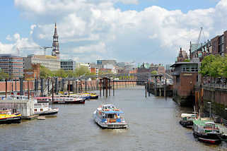 7490 Blick über den Binnenhafen zum Zollkanal - ein Fahrgastschiff fährt in den Kanal ein - lks. die Altstadt Hamburgs, re. Gebäude der Speicherstadt.