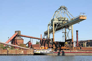 6023 Ein Binnenschiff liegt mit einer Ladung Schrott im Hamburger Dradenauhafen - mit dem Kran und einem Schrottmagneten wird der Rohstoff an Land gebracht.