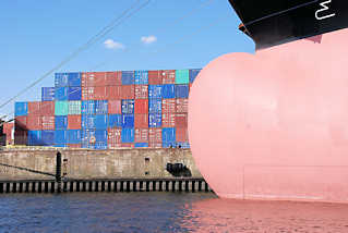 4677 Wulstbug eines Frachtschiffs am Mönckebergkai im Ellerholzhafen, Hafenbecken im Hamburger Hafen - gestapelte Container am Kai.