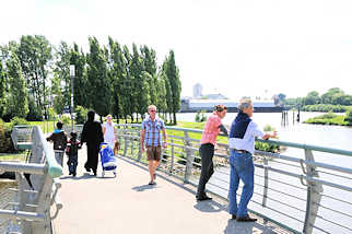 5721 Fussgänger auf der Hakenbrücke - einige blicken auf die Elbe bei Hamburg Rothenburgsort - im Hintergrund Pappeln des Elbparks.