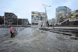 0955 Sturmflut in Hamburg - Marco Polo Terrassen unter Wasser -