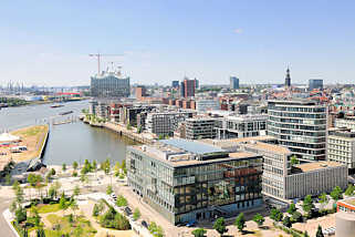 5522 Luftaufnahme vom Grasbrookhafen in der Hamburger Hafencity; moderne Bürogebäude und Wohnhäuser - im Hintergrund die Baustelle der Elbphilharmonie.