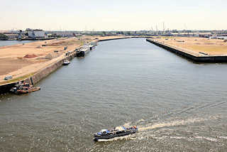 5254 Blick in das leere Hafenbecken des Kaiser Wilhelm Hafens im Hamburger Hafen -  bis 2015 soll für ca. 80 Mio. Euro das Terminal entstehen.