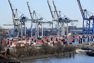 2120 Blick über die Elbe zum HHLA Container Terminal Tollerort; Reste des fast zugeschütteten Hafenbeckens des Kohleschiffhafens.
