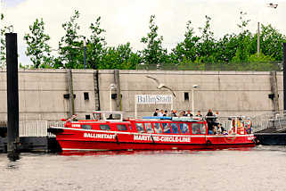 3388 Die Barkasse Ballinstadt liegt am Anleger Ballinstadt im Müggenburger Zollhafen in Hamburg Veddel - Touristen steigen aus dem Fahrgastschiff auf den Anleger um die Hamburger Auswandererhallen zu besuchen.