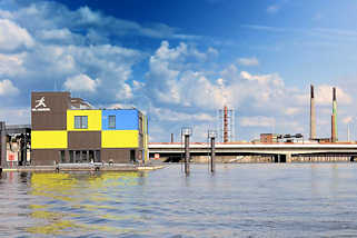 8377 Blick über den Müggenburger Zollhafen - Stadtteil Hamburg Veddel - Schimmendes Haus, Bürogebäude der IBA, Internationale Bauausstellung. Im Hintergrund die Autobahnbrücke und Fabrikschornsteine auf der Peute.