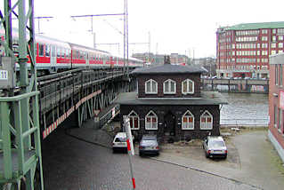 P1250082-2002 Leerstehende Oberhafenkantine am Oberhafen - ein Zug fährt über die Oberhafenkanalbrücke (2002)