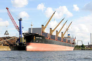 8446 Frachtschiff mit vier bordeigenen Kränen am Rosskai des Rosshafens - Bilder aus dem Hamburg Hafen; Fotos aus dem Stadtteil Steinwerder, Bezirk Hamburg Mitte.