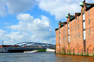 3323 Blick über das Dessauer Ufer im Saalehafen zur Brücke Veddeler Damm, dahinter der Spreehafen und Wohngebäude in Hamburg Veddel.