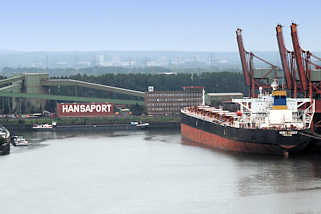 9382 Blick auf den Sandauhafen / Hansaport im Hamburger Hafen - ein Frachter / bulkcarrier liegt unter den Brücken im Hafenbecken von Hamburg Altenwerder.