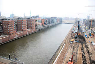 8208 Blick auf den Sandtorhafen vom Kaispeicher - am Kaiserkai stehen Baukräne - Wohngebäude und Geschäftshäuser entstehen in der Hafencity. (2007)