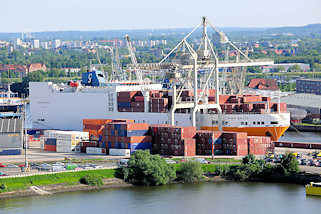 7424 Derf RoRo Frachter GRAN BRASILE liegt am Oswaldkai im Hansahafen des Hamburger Hafens - im Vordergrund ein Ausschnitt des ehem. Segelschiffhafens.
